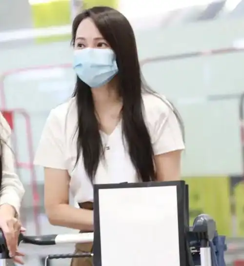 伊能静秦昊罕合体走机场,她打扮时髦似少女,难怪让秦昊爱不释手