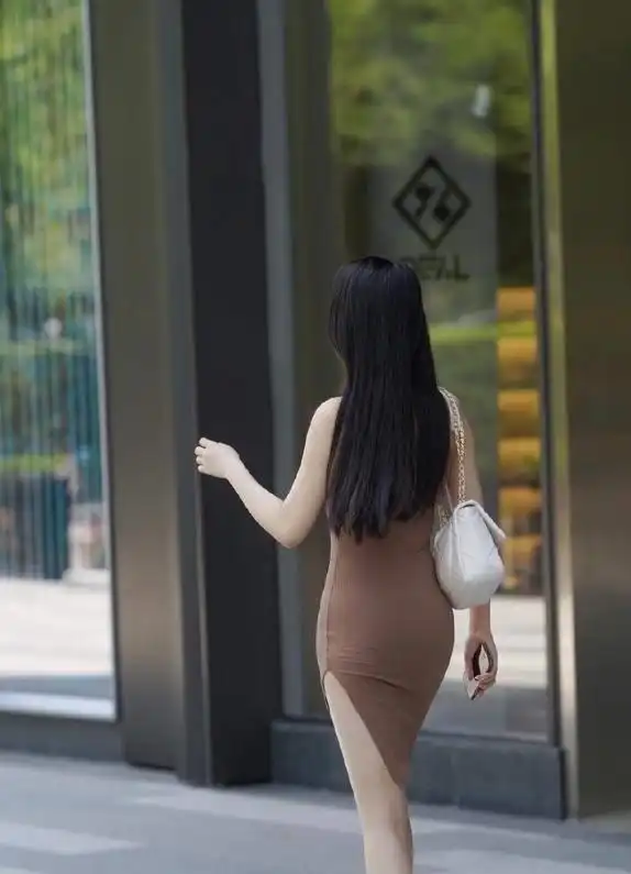 缤纷夏季,选择修身开叉裙,让自己优雅清凉一整夏