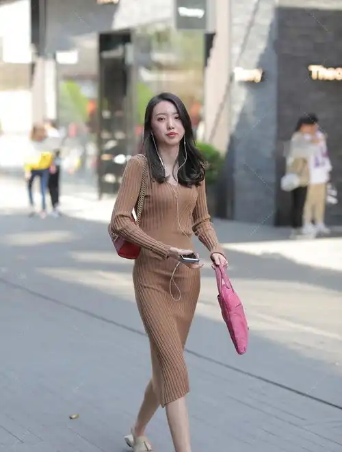 姜黄色针织连衣裙,时尚好看又成熟稳重,穿出轻熟优雅女人味
