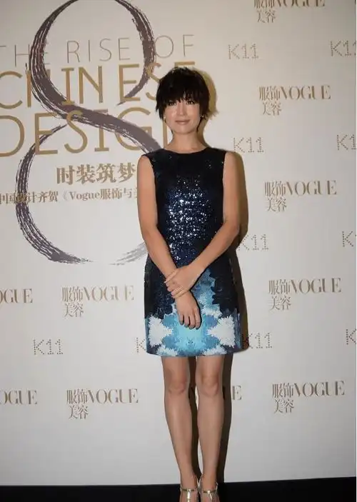 董洁短发造型不太成功,穿会反光的亮片连衣裙,没有清纯少女感