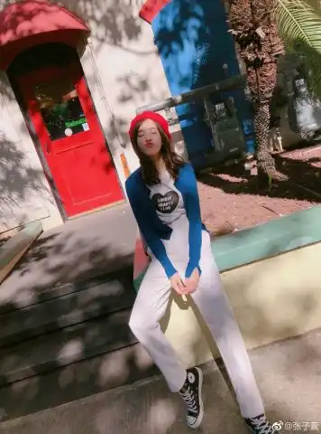 张子萱晒多彩写真照对着镜头嘟嘴卖萌少女心满满好可爱