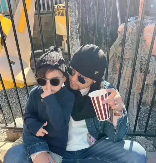 周杰伦带昆凌意大利度假被偶遇,俩人表情反差明显,网友热蒙了