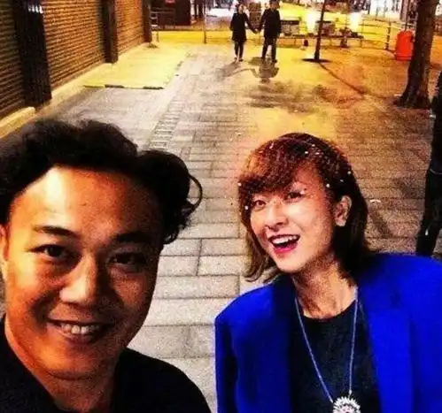 陈奕迅夫妇罕秀恩爱,约会靠肩满脸甜蜜,徐濠萦绿发打鼻钉好前卫