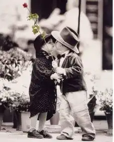 发现朋友的女友搞暧昧,怎么办聊天时,默默的给他发了个绿头盔