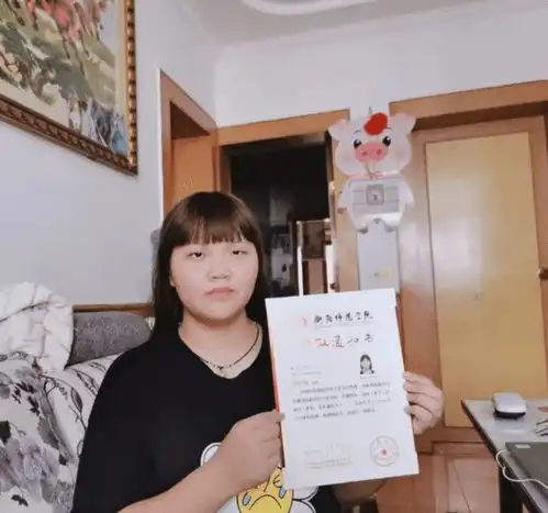 拾荒老人养育捡来的孙女,孩子考上大学后,屋外却停了辆警车