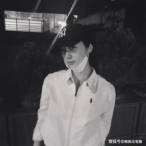 氛围女神krystal郑秀晶晒黑白私照,少年感爆发