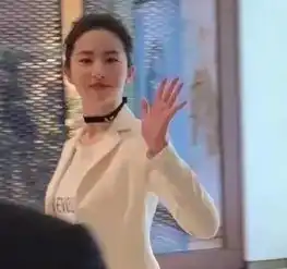 范冰冰强势碾压baby的素颜抓拍