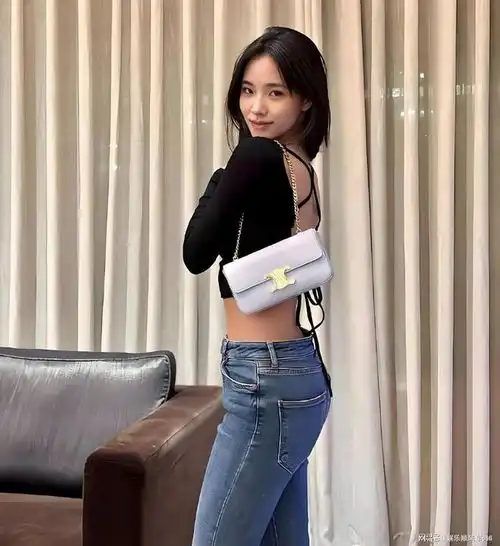 许雅钧吻二女儿的手,网友的眼睛是雪亮的,lily是他喜欢的类型