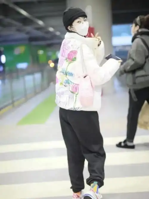 李菲儿是真的时髦精,穿白色涂鸦羽绒服俏皮可爱,少女感十足
