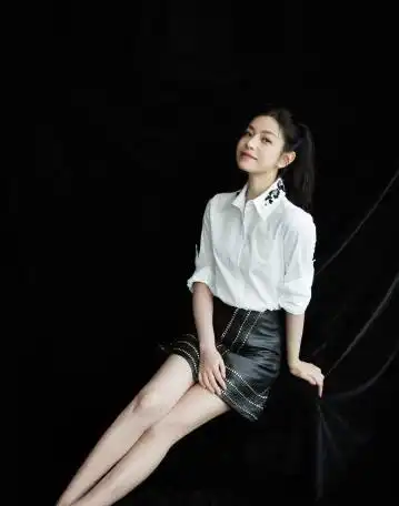 陈妍希的气质真挺娇嫩,白衬衫配短裙,微胖女孩也有少女感