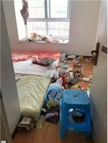 女大学生拖欠房租,果断直接跑路,屋里乱的简直就像猪窝
