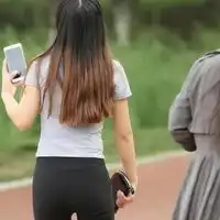 操场女生背影头像
