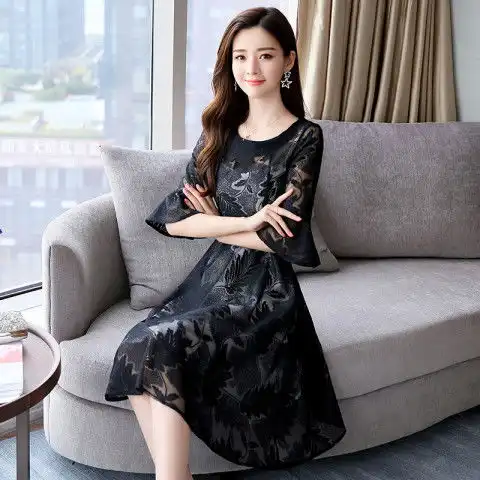 太惊艳如今的女人真会穿,如此婀娜多姿的穿旗袍裙,女人味十足