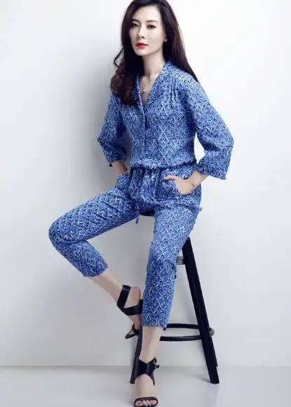 陈数不愧是气质女神,穿碎花长裙尽显优雅,芭比粉口红更显魅力