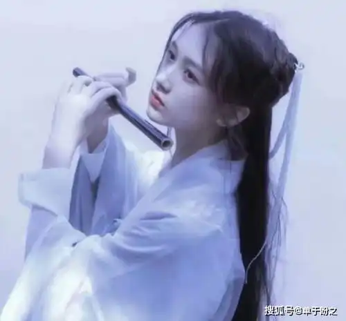 穿书文她穿成活不过三章的炮灰女配,决定珍爱生命,远离主角