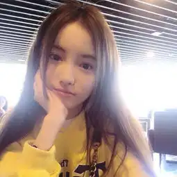 女生可爱头像.清新中分