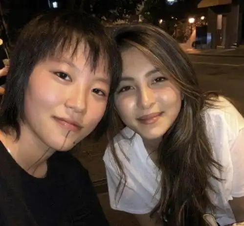 上山诗钠23岁女儿hilary庆生窦靖童如约而至,两人贴头合照感情深