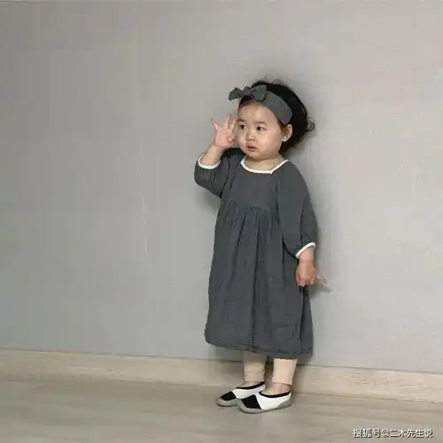 从丑娃逆袭成网红表情包,肉肉戏精小女孩一哭就萌化1亿网友