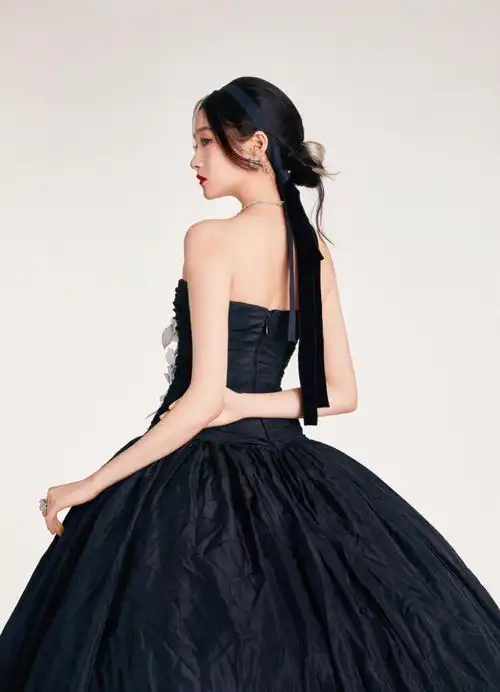 关晓彤霸气亮相电影节,穿黑裙化身暗黑公主,冷艳魔女氛围十足