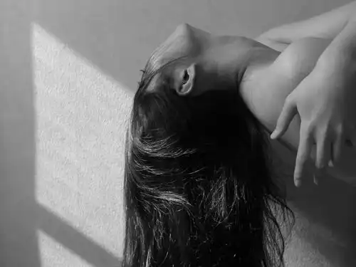 女摄影师镜头下的佛系摄影,少女人体清心优雅