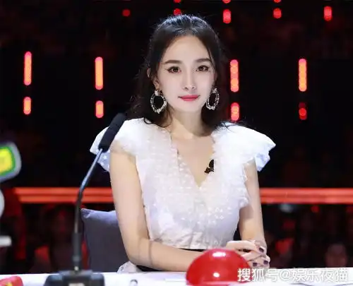 杨幂哪像5岁孩子的妈,穿白色v领收腰轻纱裙,美成18岁小仙女