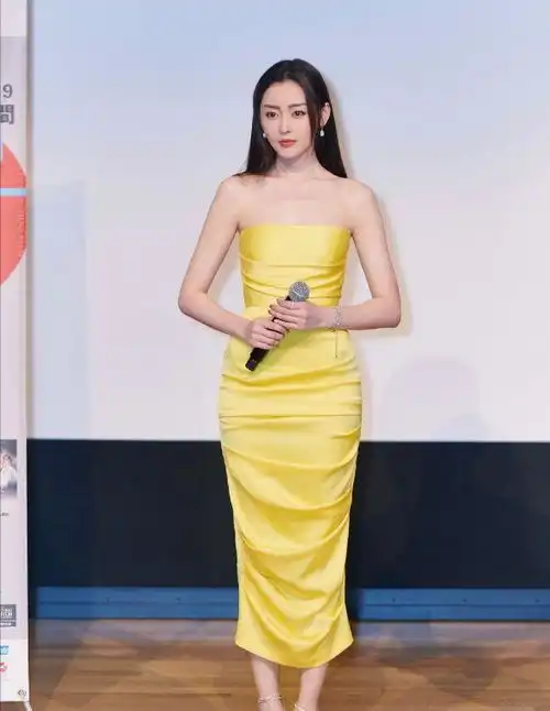 再次被张天爱的水蛇身材震撼住了这么紧的裙子我饿一天也挤不进
