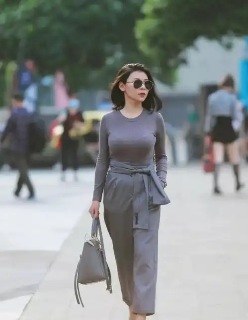 一身灰色通勤装搭配尖头细高跟,美丽十足,光鲜照人