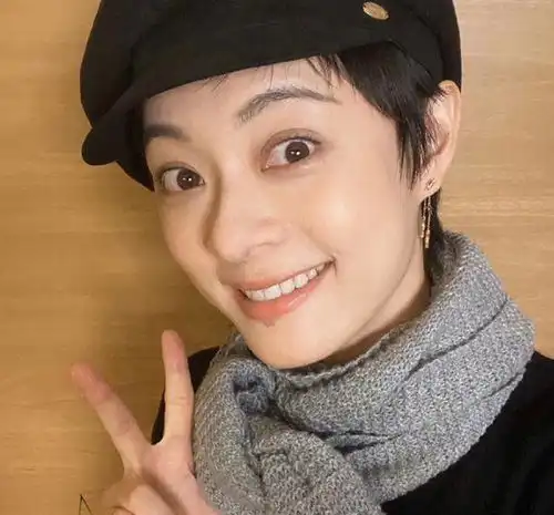 孙俪晒照为儿子庆生,邓超手捧自制蛋糕出镜,等等再次被亲到变形