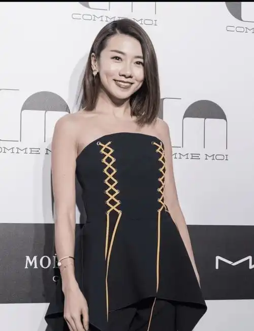 程晓玥也是气质女神,穿抹胸上衣配喇叭裤时髦洋气,气场强大