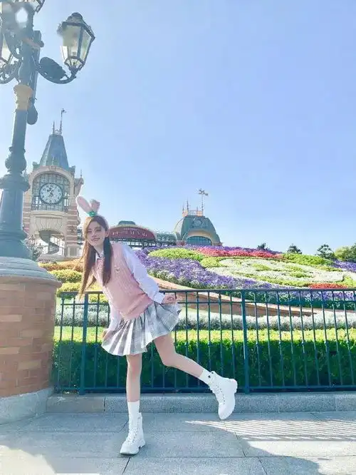 鞠婧祎畅游迪斯尼,穿校服装清新怡人,四千年美女也很接地气