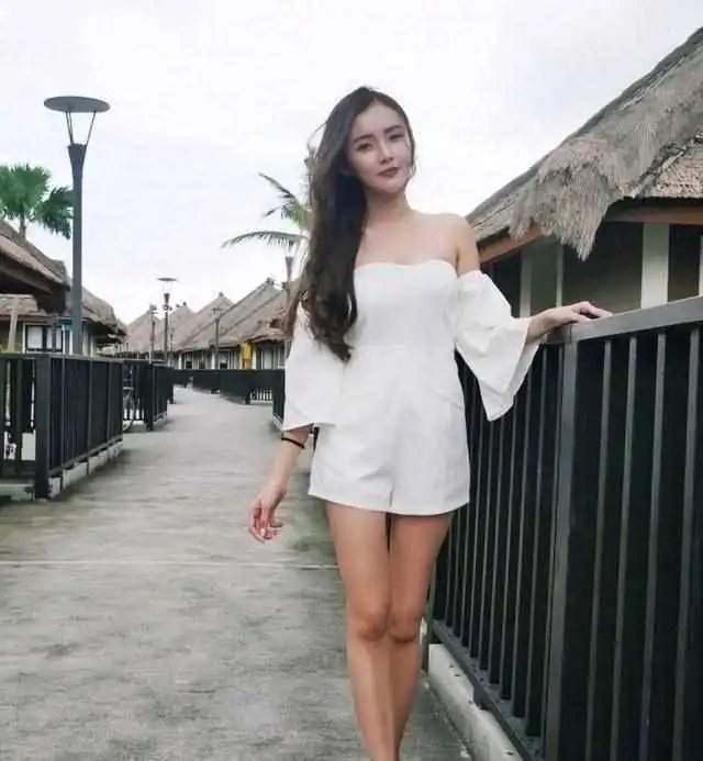 女生长腿腰细头像百褶裙