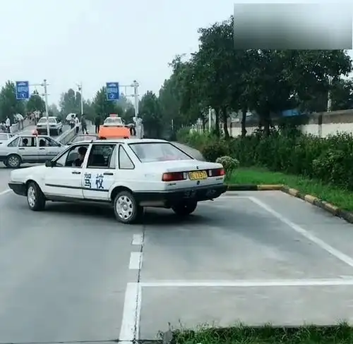 美女首次练习侧位停车,有一点点紧张,都整成倒车入库了