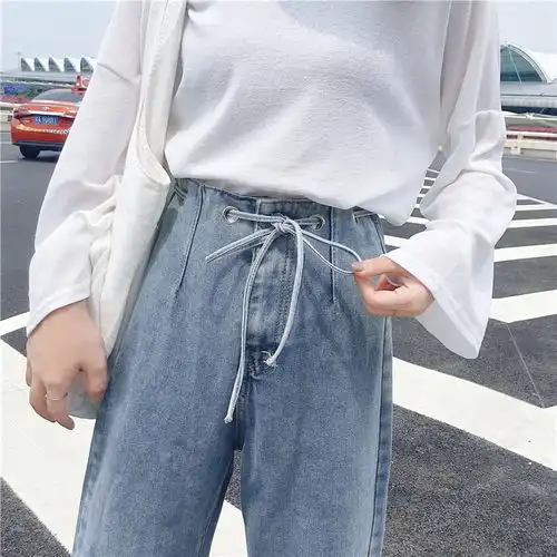 去海南旅游,见到一美女穿新式牛仔裤,洋气又大方,确实好看