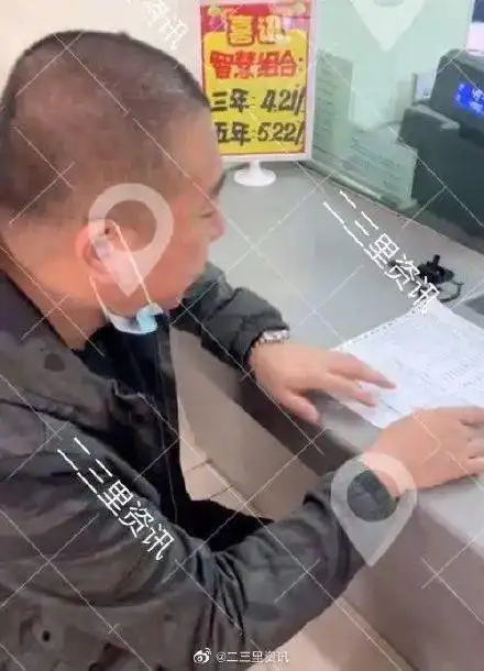 滚水浇头铁钳拔牙掰断胳膊好心人挤满6岁被虐女童家
