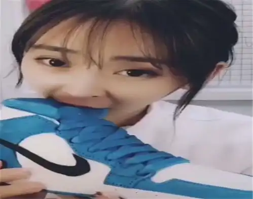 抖音吃鞋少女火了,知道真相后,网友给我也来一双,我想吃