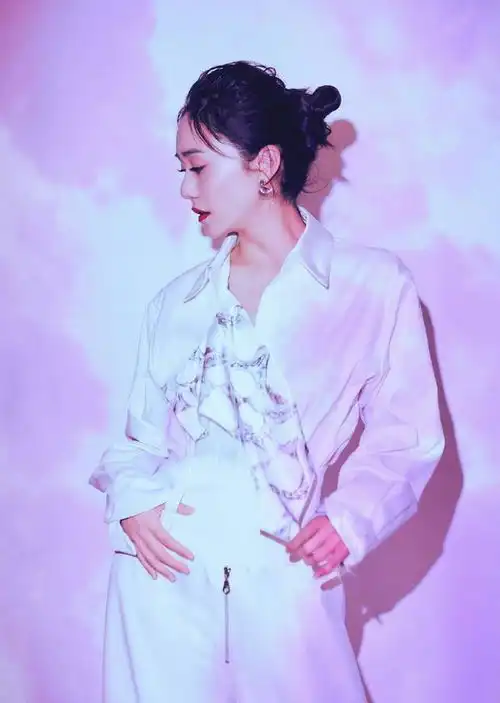 刘芸62岁妈妈太时髦穿紫色大衣好年轻,与女儿同框神似姐妹花