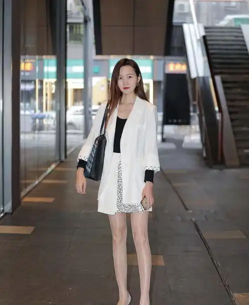 一袭白色搭配简直不要太高级,纯色简约不简单,上身就满满少女感