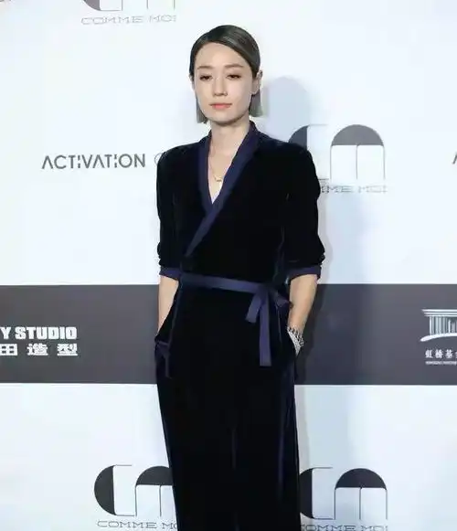 马伊琍游古镇笑靥如花染黄发眉毛显稀疏,双手托腮44岁美回24岁