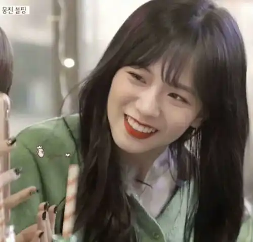 女生头像带花真人刘涛