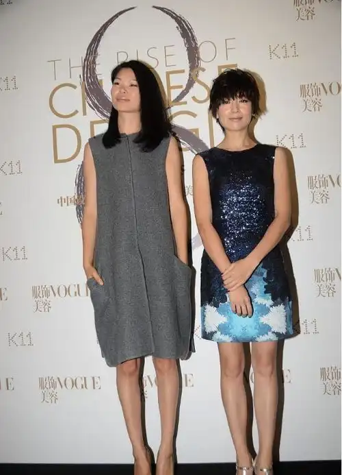 董洁短发造型不太成功,穿会反光的亮片连衣裙,没有清纯少女感