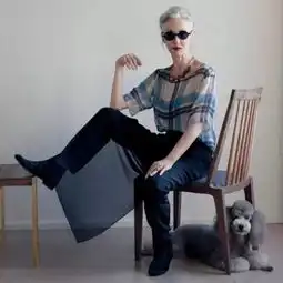 她年过70,竟然把衣服穿的那么好看这个女人太美了