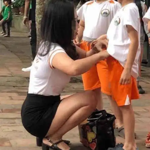 你妈妈不正经,儿子在学校被同学排挤,只因妈妈穿了条超短裙