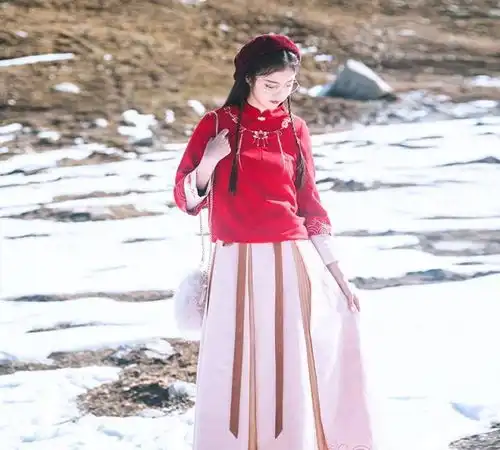 四月去踏春,见一女生穿的改良汉服,清新脱俗美得像仙女