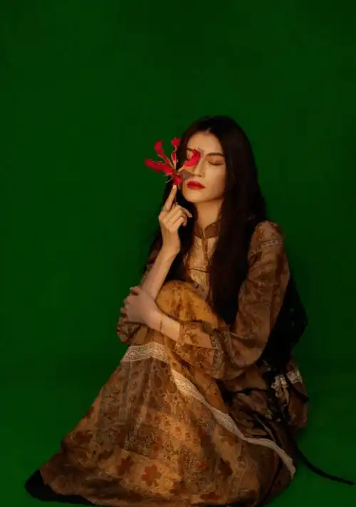 何穗这样的女人真是挺高级的,就算穿得花里胡哨的,也不影响魅力