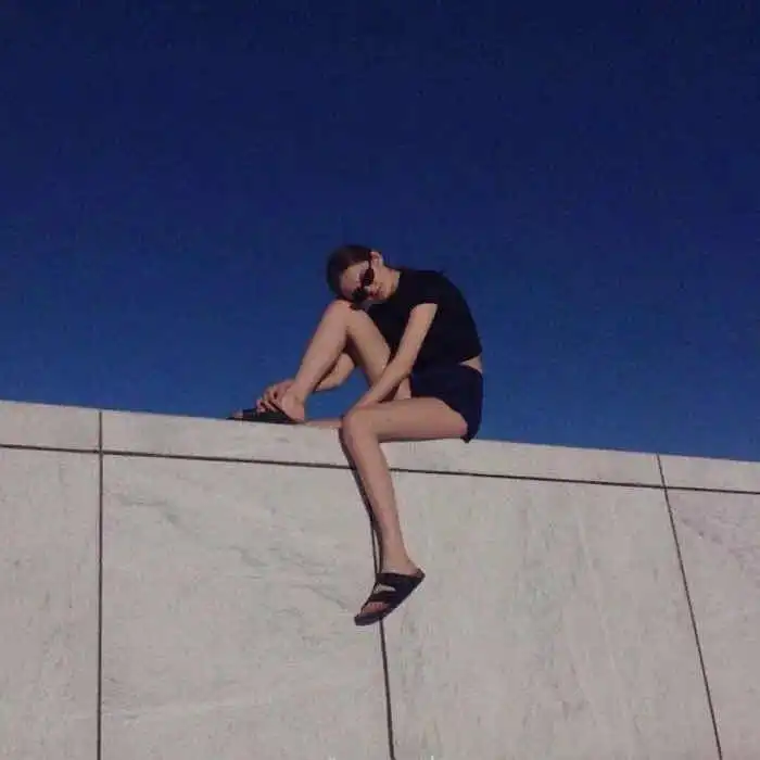 一想到你,我这张丑脸上就泛起微笑