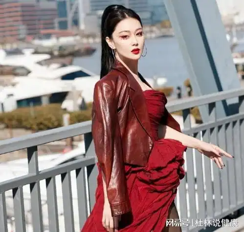 张馨予重现当年辉煌,黑色丝袜搭配红色夹克尽显女神风韵
