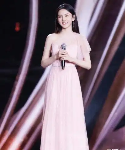 宋祖儿机场穿搭清新可人,蓝色碎花裙配白色西装,实在特别