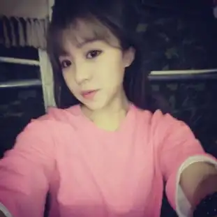 王彤女友穿鲁能t恤自拍嘟嘴卖萌搞怪秀可爱