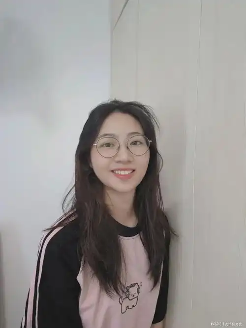 一颦一笑,甜美优雅的美女
