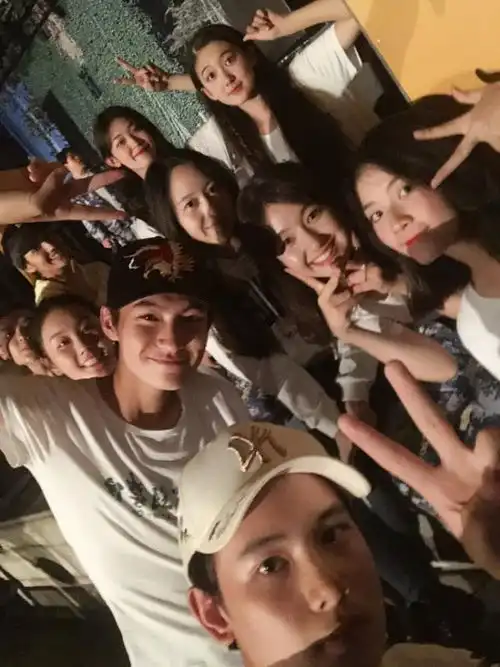 李兰迪军训结束,李兰迪晒中戏新生军训合影俊男美女压力大